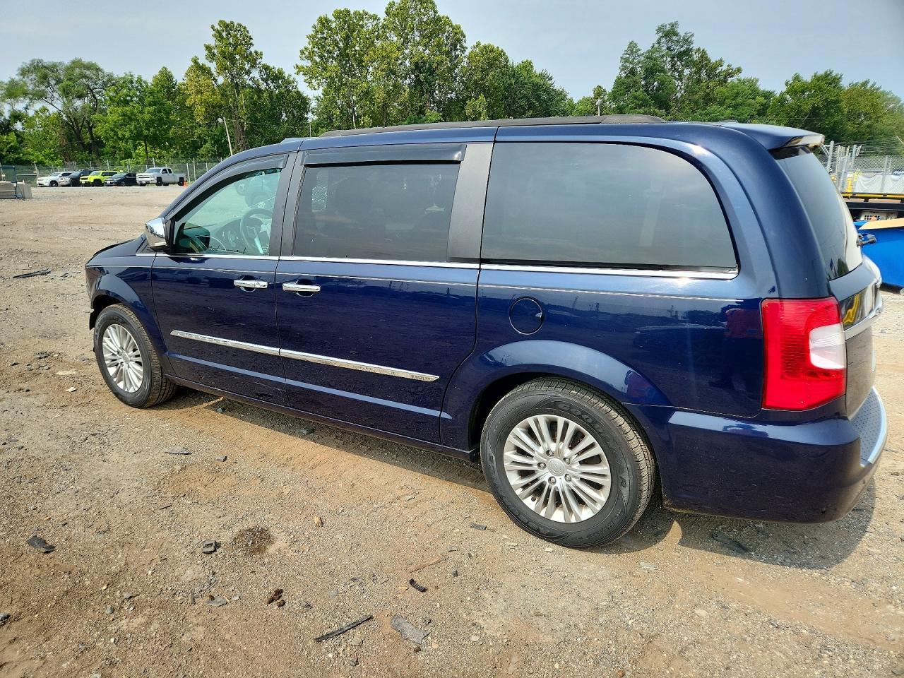 2015 CHRYSLER TOWN & COUNTRY TOURING L — Фото 2 из 14