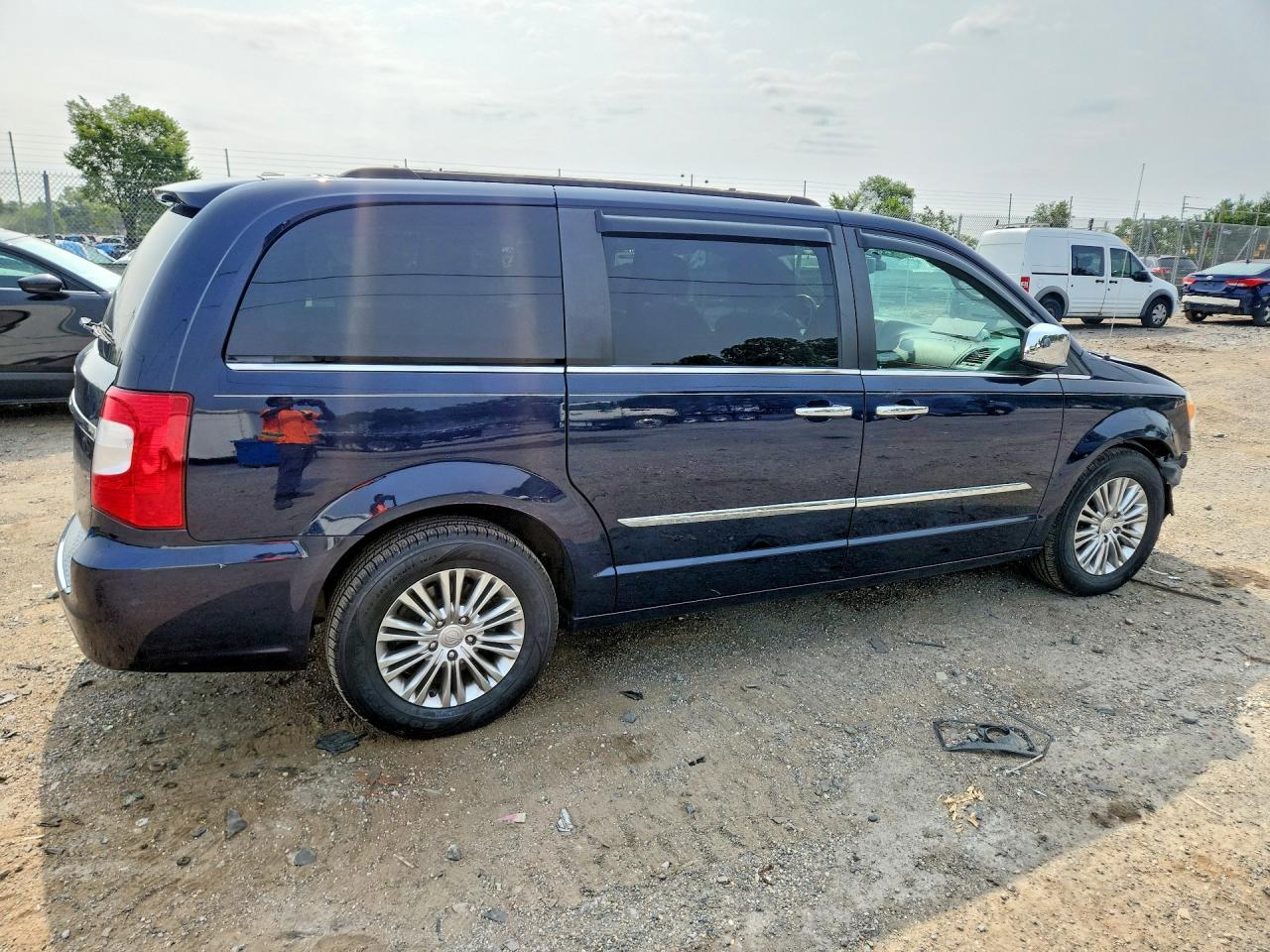 2015 CHRYSLER TOWN & COUNTRY TOURING L — Фото 3 из 14