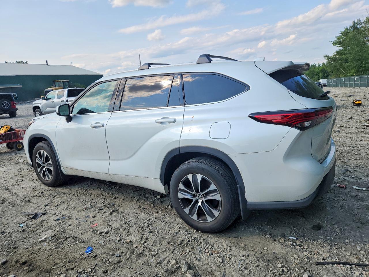 2022 TOYOTA HIGHLANDER XLE — Фото 2 из 13