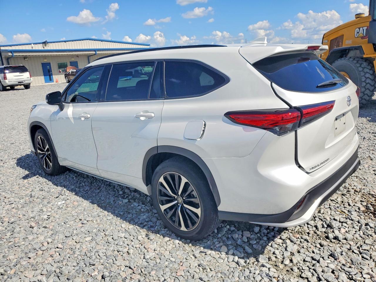 2022 TOYOTA HIGHLANDER — Фото 2 из 12