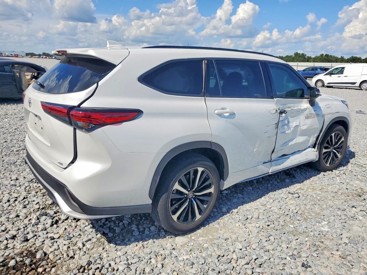 2022 TOYOTA HIGHLANDER — Фото 3 из 12