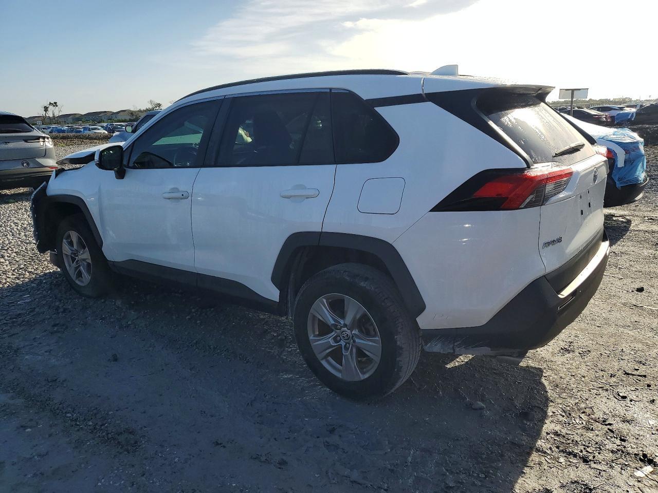 2022 TOYOTA RAV4 XLE — Фото 2 из 13