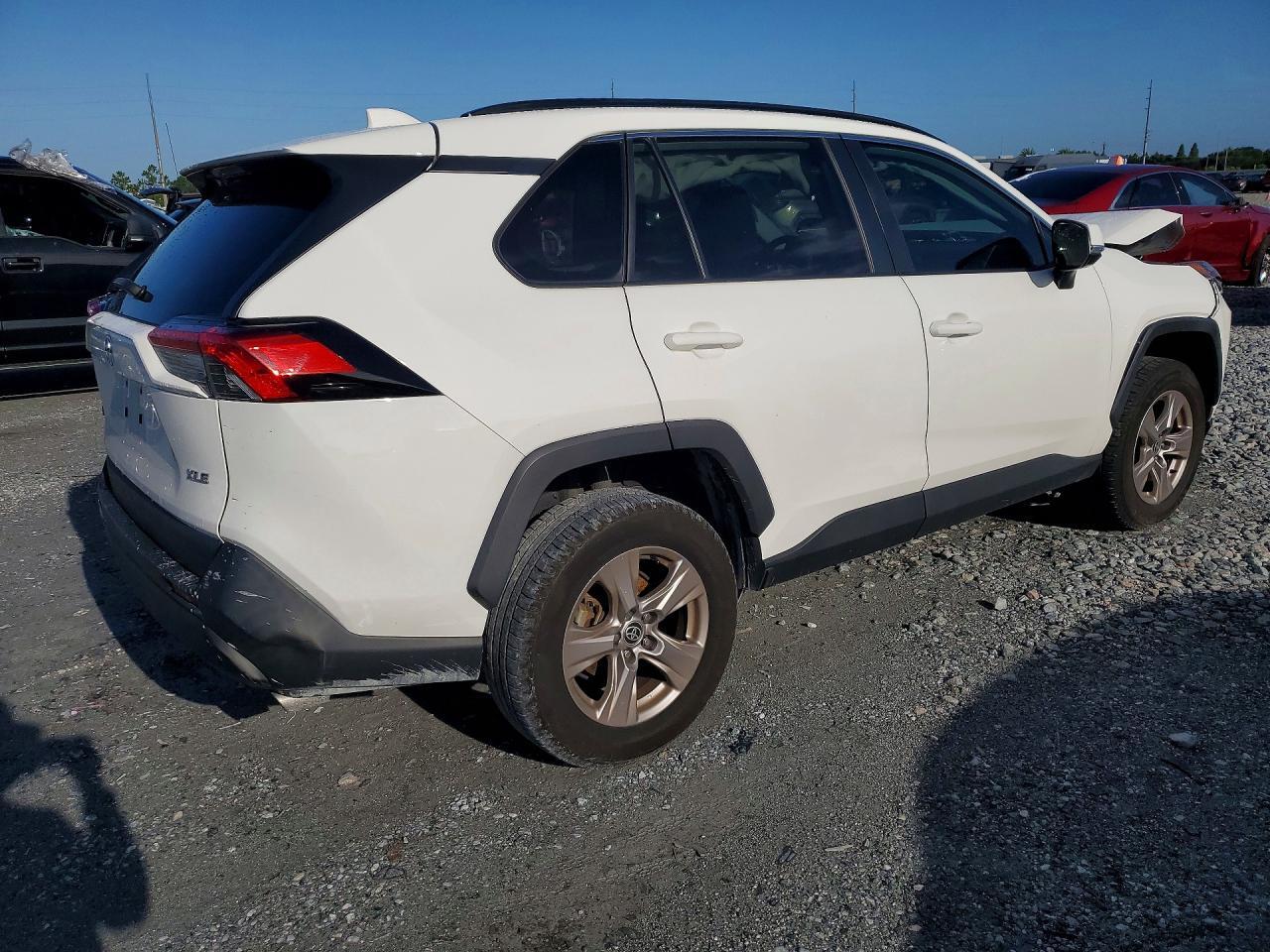 2022 TOYOTA RAV4 XLE — Фото 3 из 13