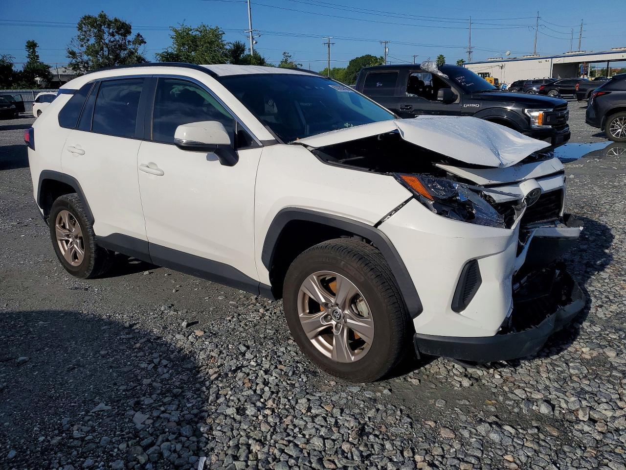 2022 TOYOTA RAV4 XLE — Фото 4 из 13