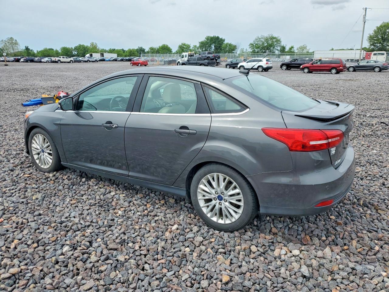1FADP3J21JL293928 2018 FORD FOCUS photo no. 2