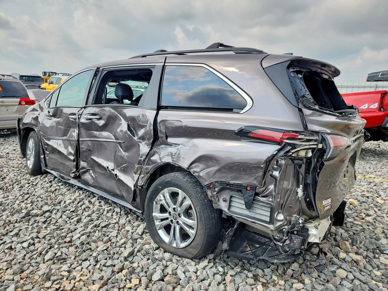 2022 TOYOTA SIENNA XSE — Фото 2 из 13