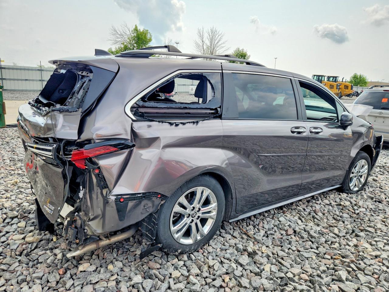 2022 TOYOTA SIENNA XSE — Фото 3 из 13