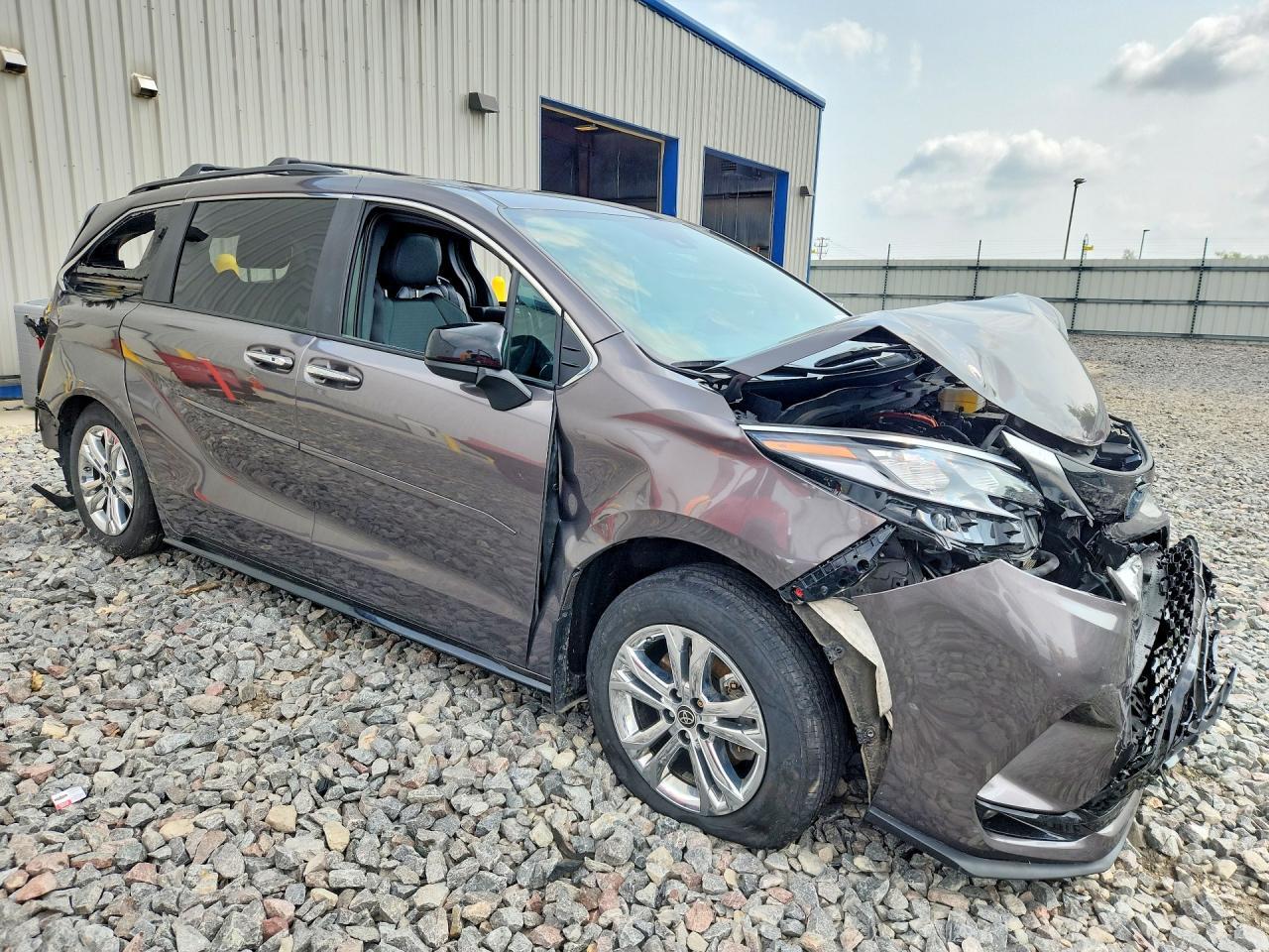 2022 TOYOTA SIENNA XSE — Фото 4 из 13