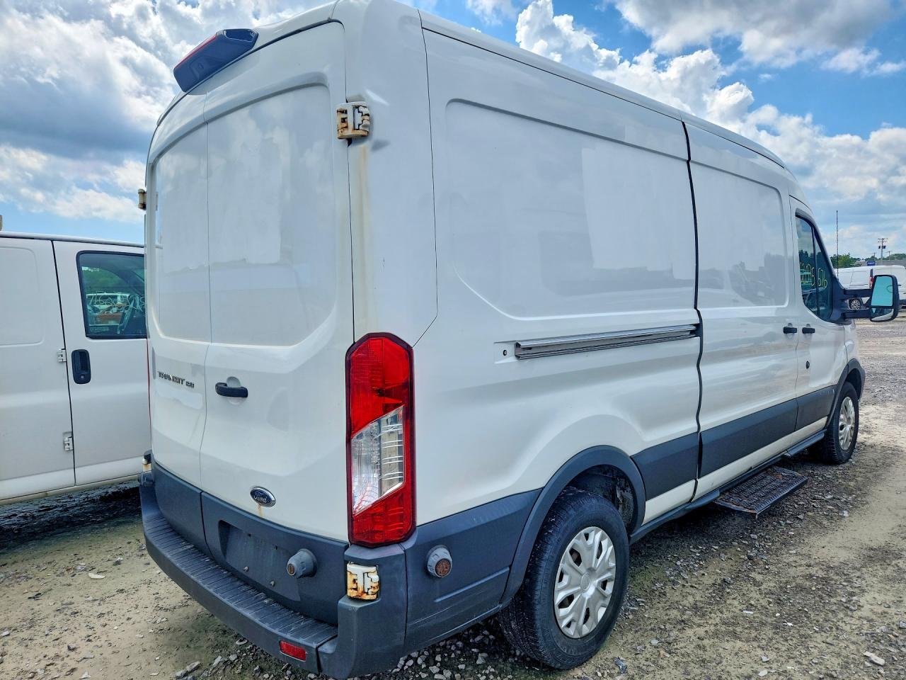1FTYE2CM2JKA16477 2018 FORD TRANS 150 photo no. 3