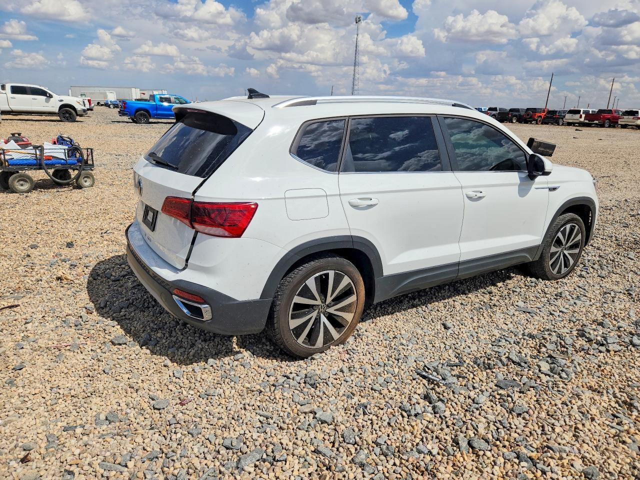 2022 VOLKSWAGEN TAOS SE — Фото 3 из 13