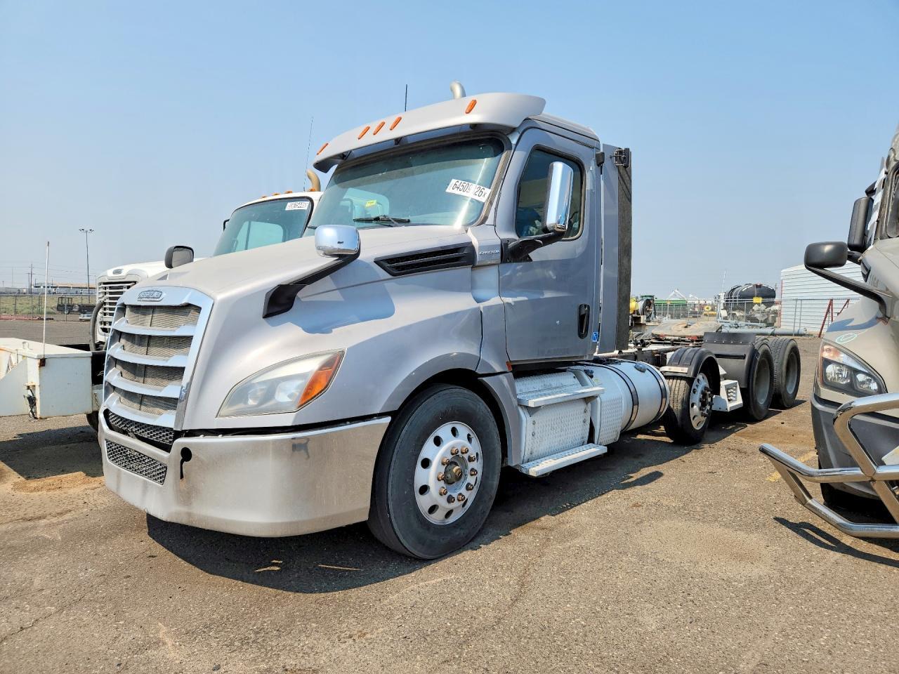 2018 FREIGHTLINER CASCADIA 126 SEMI TRUCK