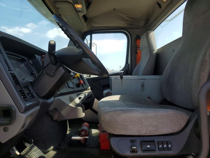 2018 FREIGHTLINER BUSINESS CLASS M2 SEMI TRUCK — Фото 7 из 12