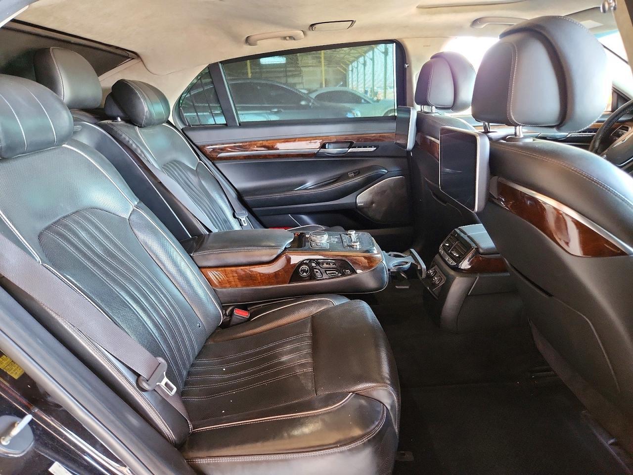 2018 GENESIS G90 ULTIMATE — Фото 10 из 12