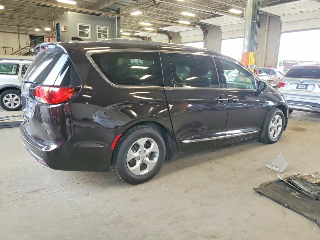 2023 CHRYSLER PACIFICA TOURING L PLUS — Фото 3 из 14