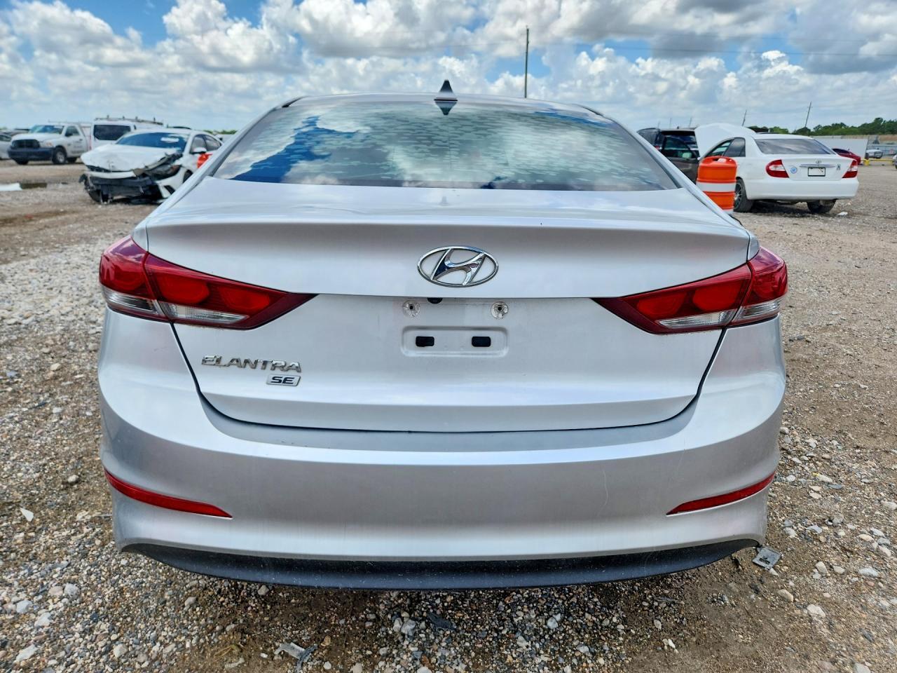 2018 HYUNDAI ELANTRA SE — Фото 6 из 13