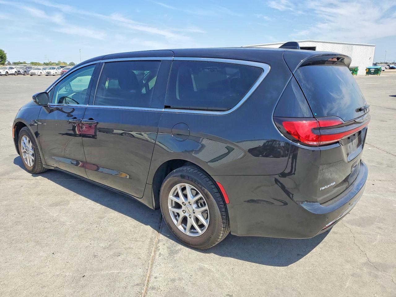 2023 CHRYSLER PACIFICA TOURING L — Фото 2 из 13