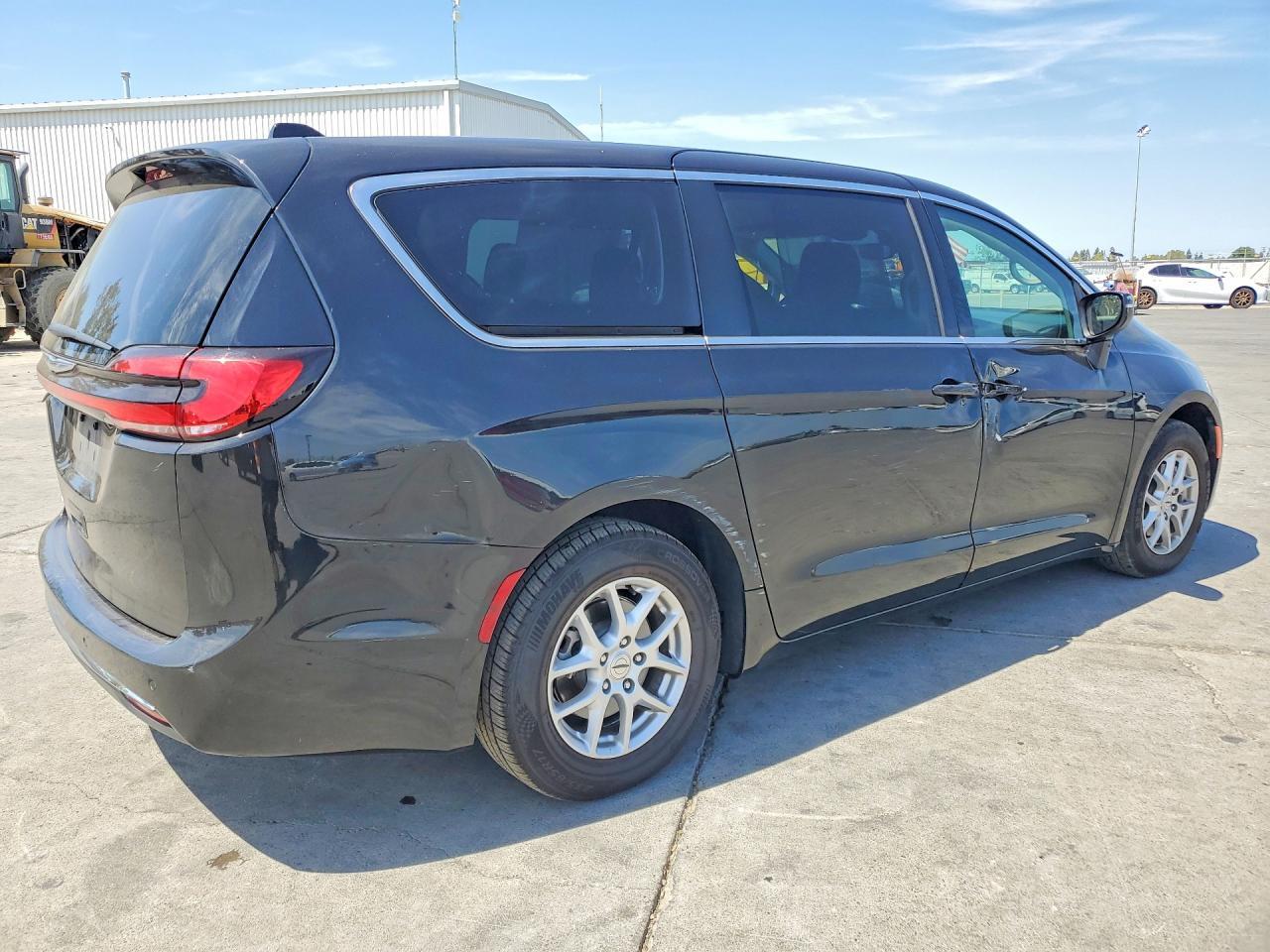 2023 CHRYSLER PACIFICA TOURING L — Фото 3 из 13
