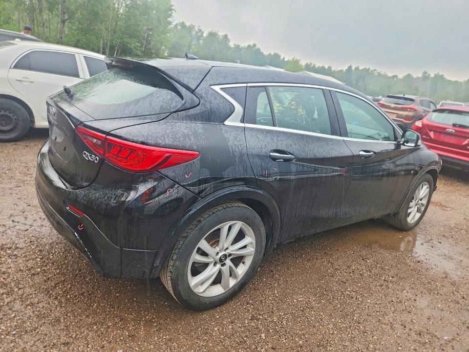 SJKCH5CPXJA050859 2018 INFINITI QX30 photo no. 3