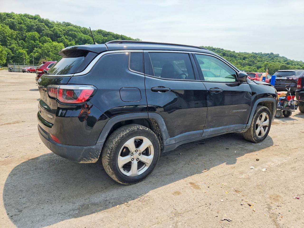 3C4NJDBBXJT155183 2018 JEEP COMPASS photo no. 3