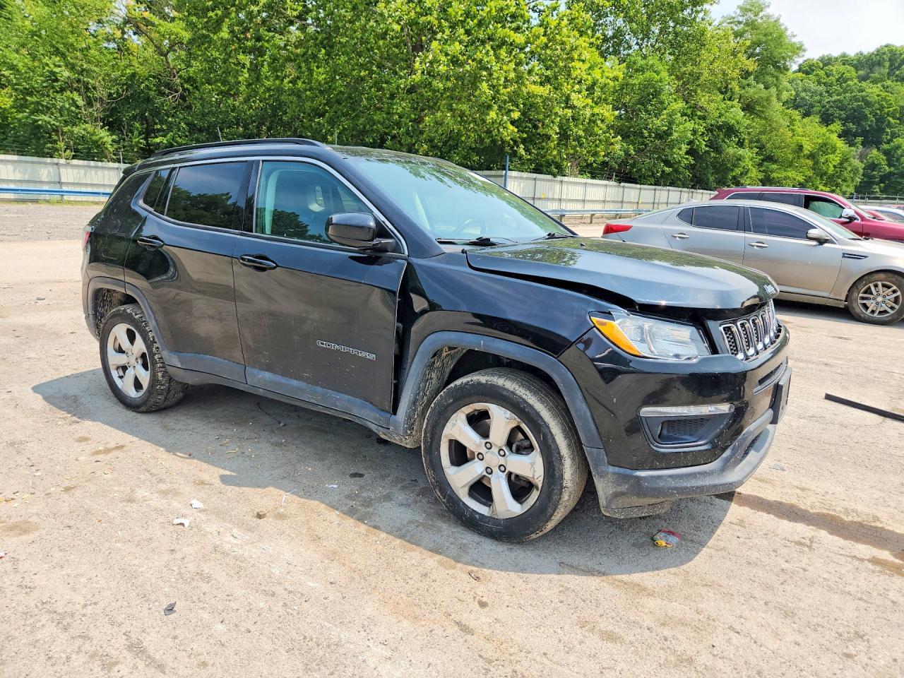 3C4NJDBBXJT155183 2018 JEEP COMPASS photo no. 4
