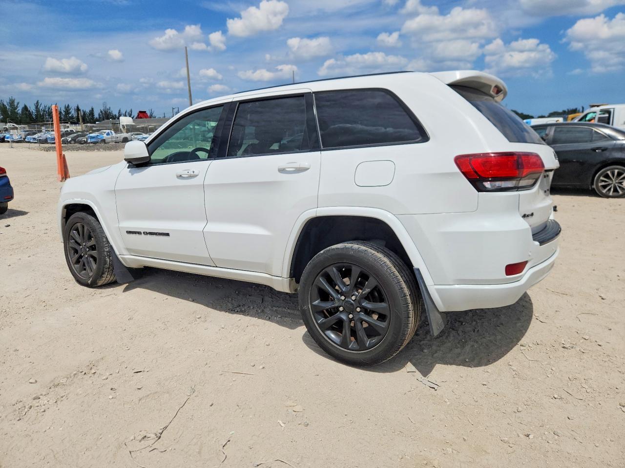 2018 JEEP GRAND CHEROKEE LAREDO — Фото 2 из 13