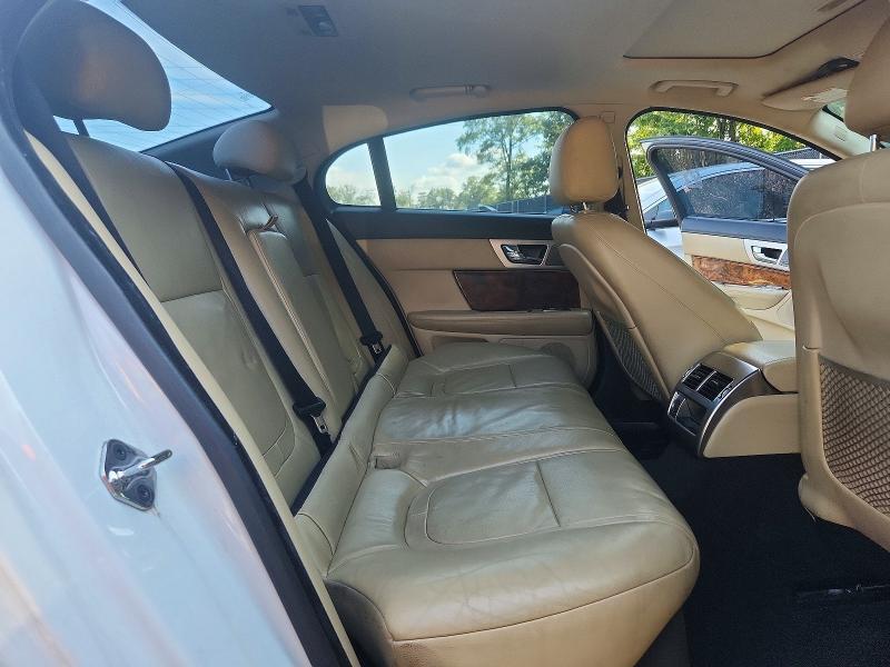2015 JAGUAR XF 2.0T PREMIUM — Фото 10 из 12