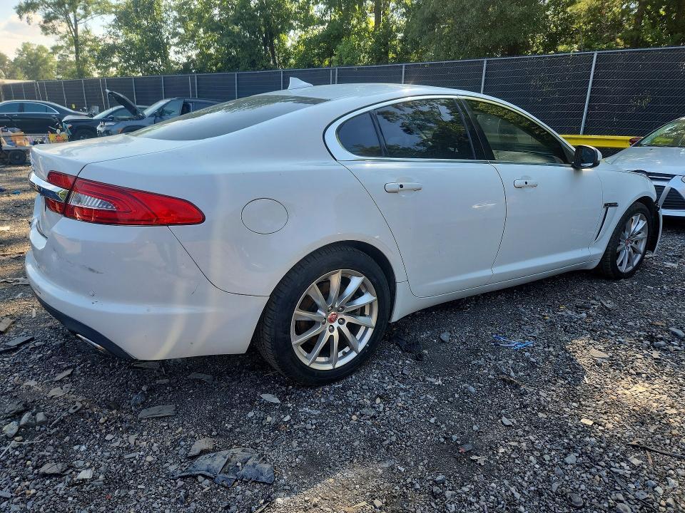 2015 JAGUAR XF 2.0T PREMIUM — Фото 3 из 12