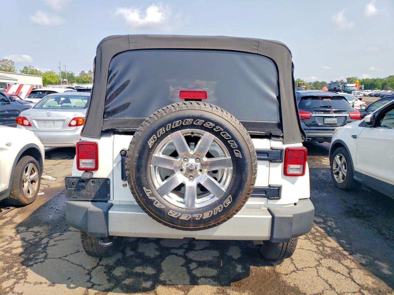 2015 JEEP WRANGLER UNLIMITED SAHARA — Фото 6 из 12