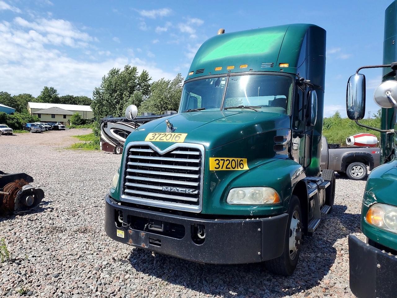 2018 MACK CXU612 SEMI TRUCK