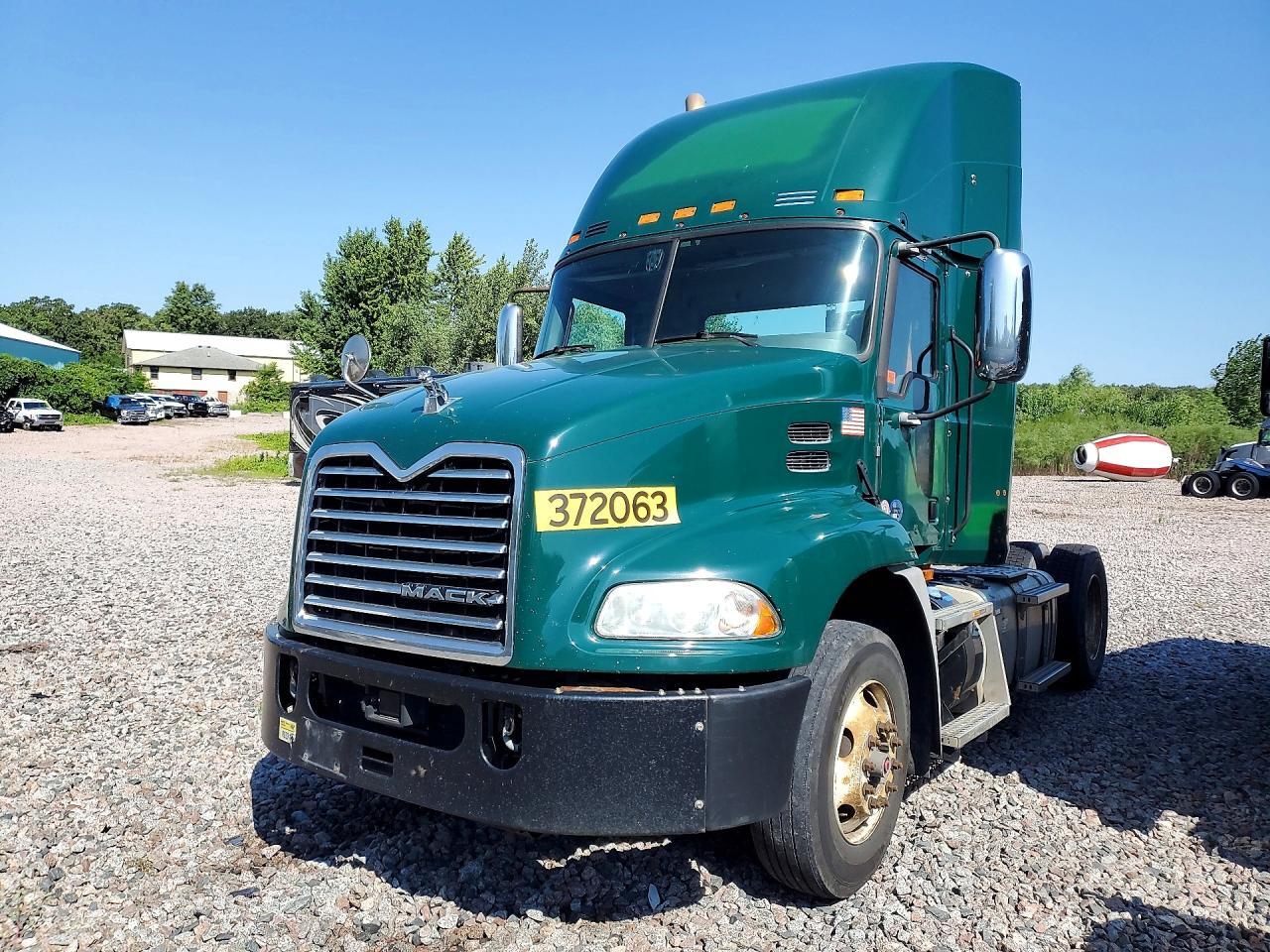 2018 MACK CXU612 SEMI TRUCK