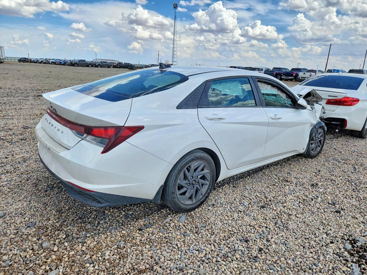 2023 HYUNDAI ELANTRA SEL — Фото 3 из 12