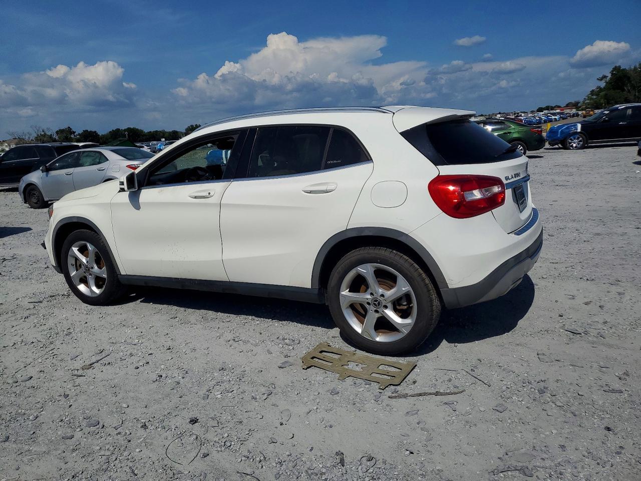 2018 MERCEDES-BENZ GLA 250 — Фото 2 из 13