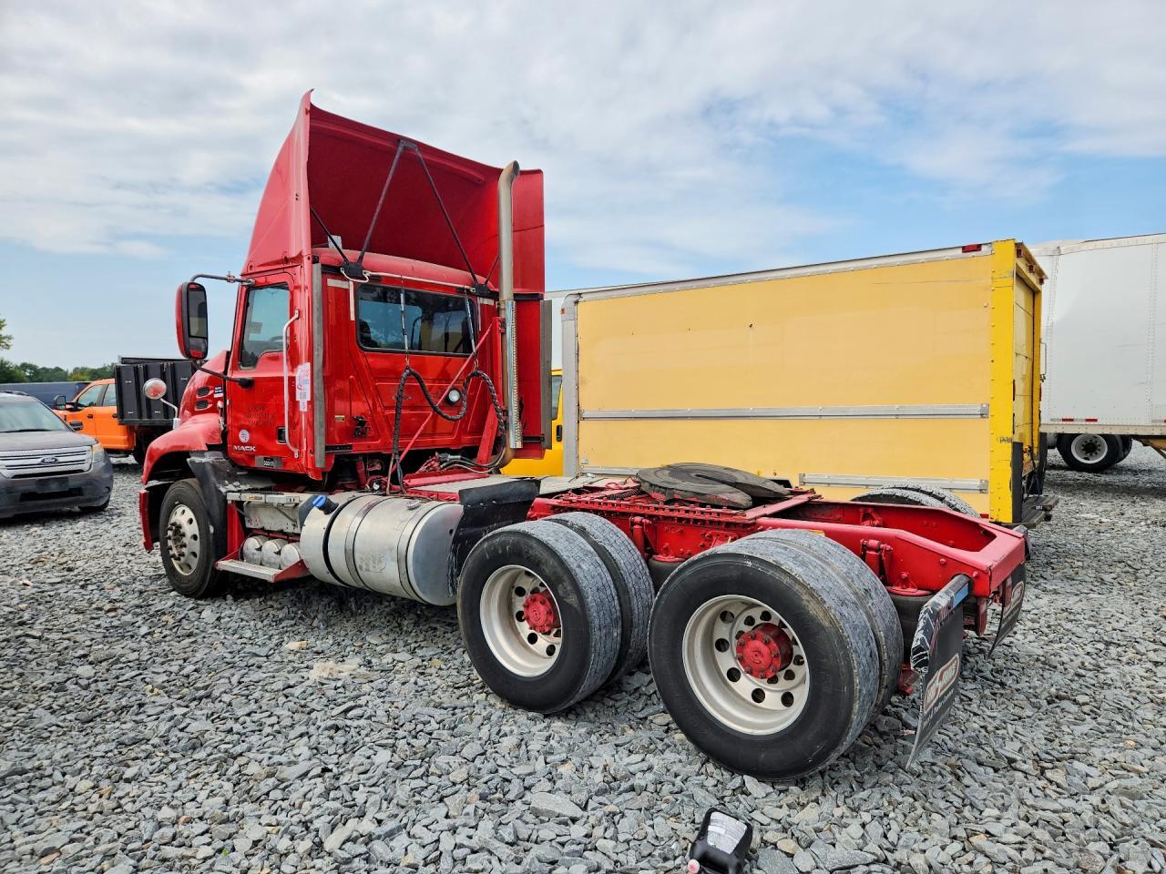 2015 MACK CXU613 SEMI TRUCK — Фото 2 из 13