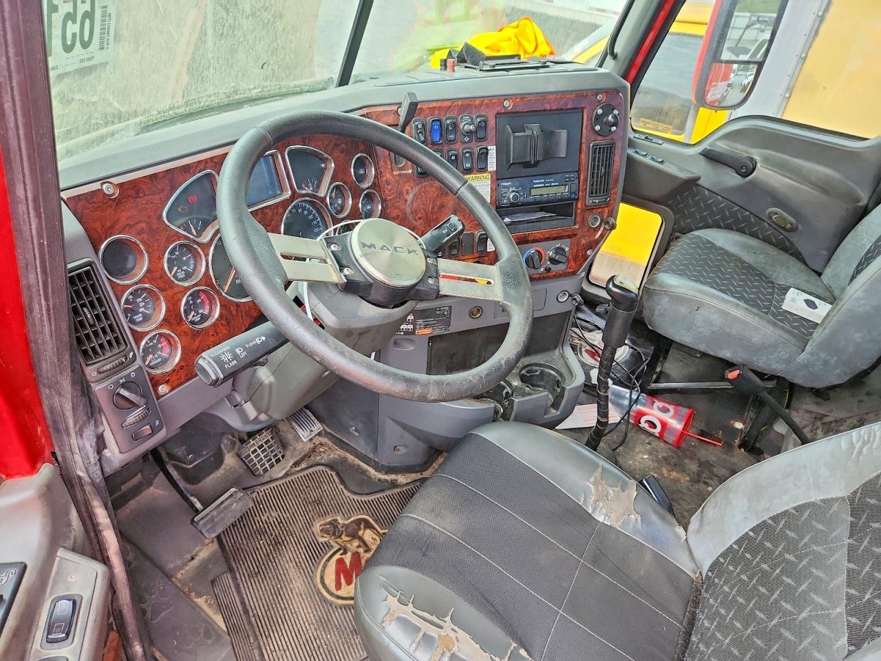 2015 MACK CXU613 SEMI TRUCK — Фото 8 из 13