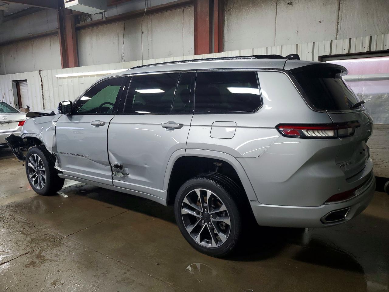 2023 JEEP GRAND CHEROKEE L OVERLAND — Фото 2 из 13