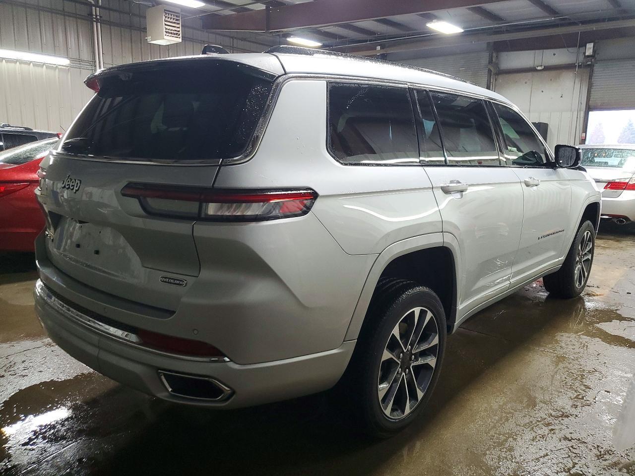 2023 JEEP GRAND CHEROKEE L OVERLAND — Фото 3 из 13