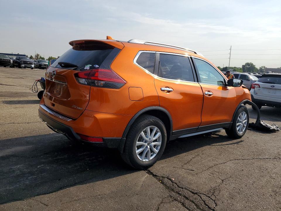 JN8AT2MVXJW328672 2018 NISSAN ROGUE photo no. 3