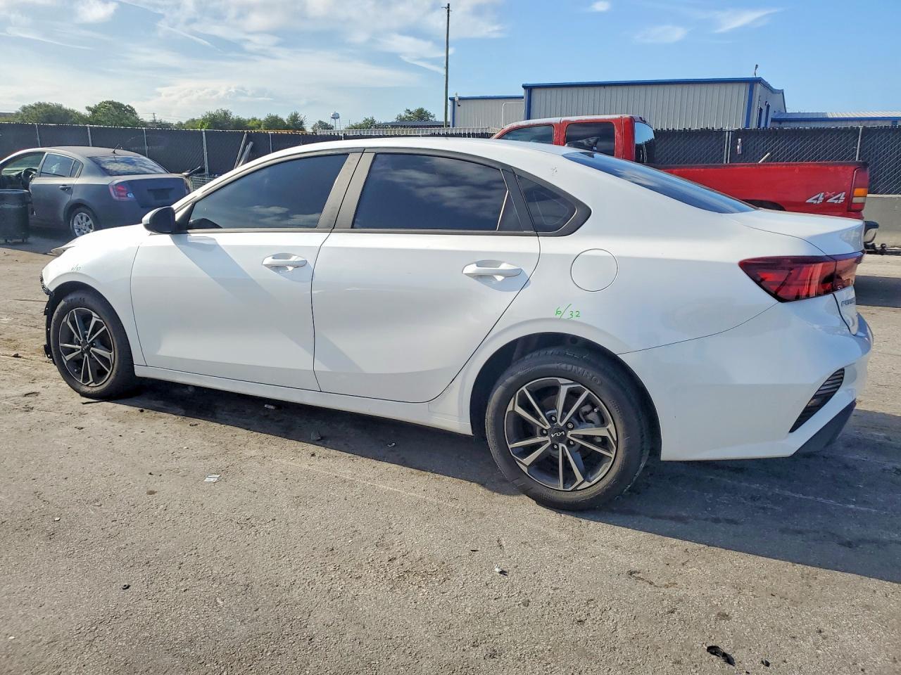 2023 KIA FORTE LXS — Фото 2 из 13