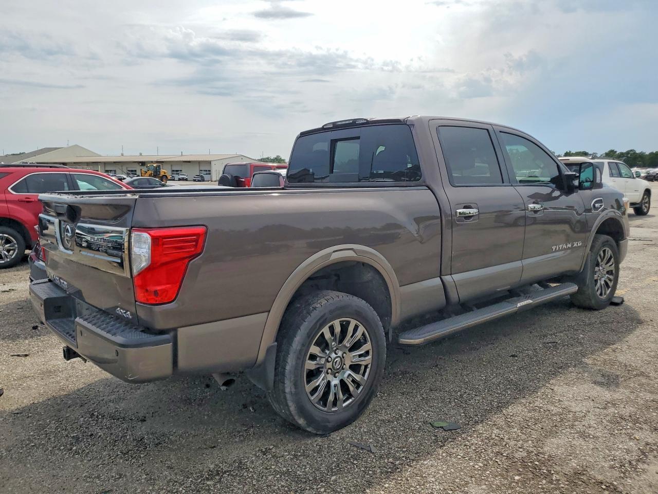 2018 NISSAN TITAN XD PLATINUM RESERVE — Фото 3 из 12