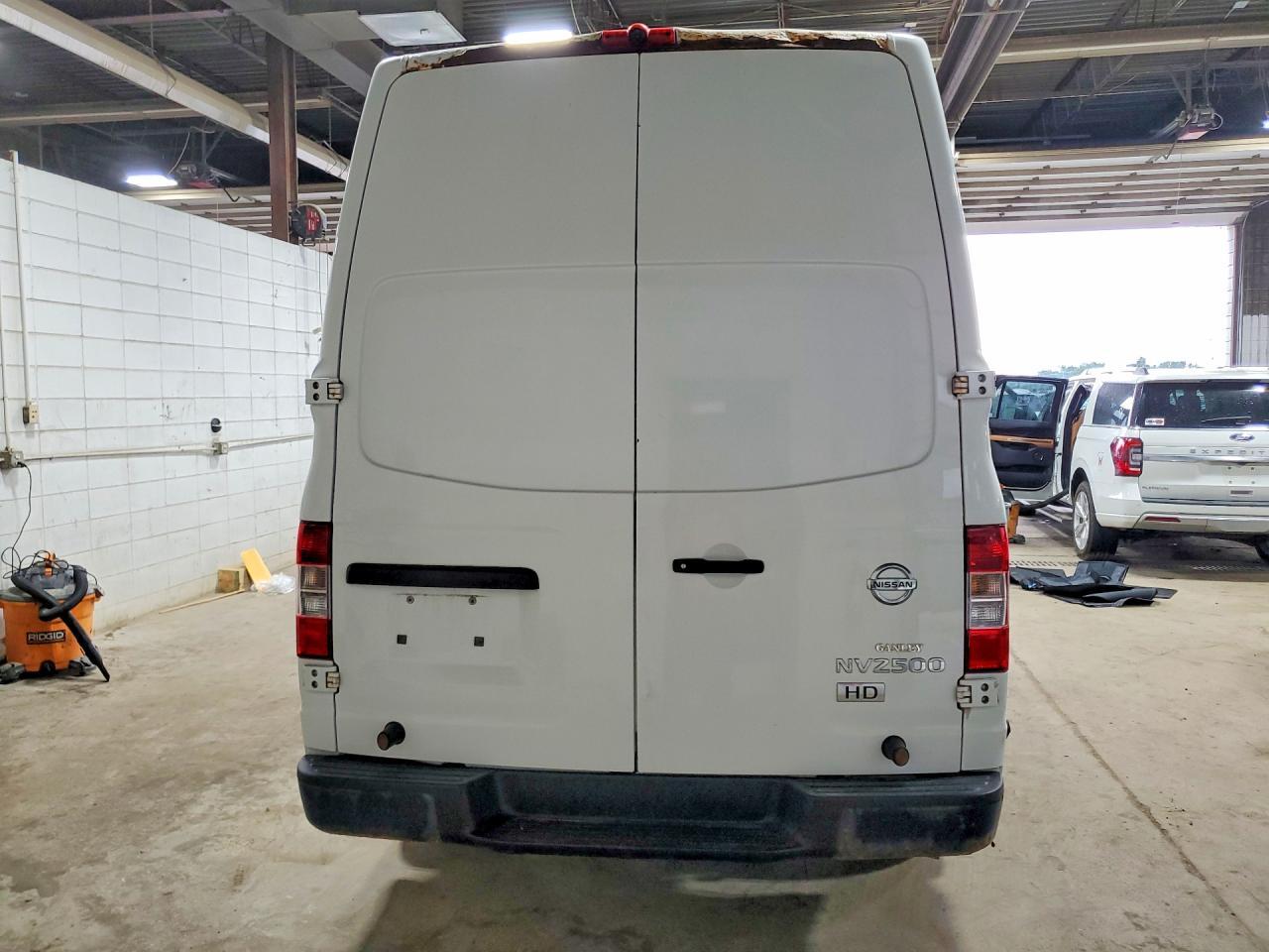 2015 NISSAN NV 2500 — Фото 6 из 13