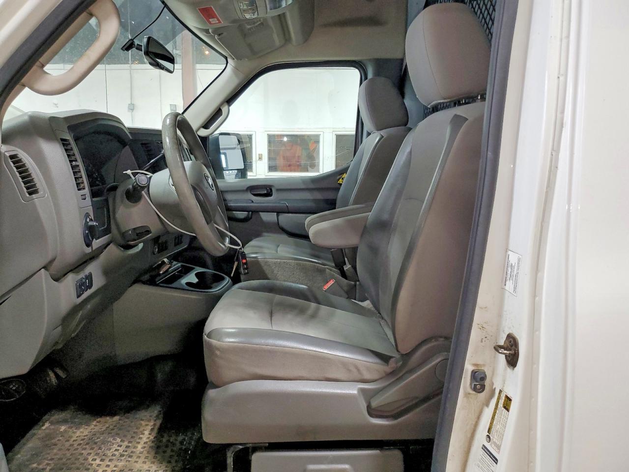 2015 NISSAN NV 2500 — Фото 7 из 13