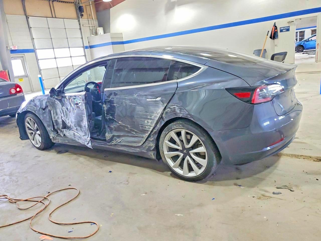 2018 TESLA MODEL 3 — Фото 2 из 12