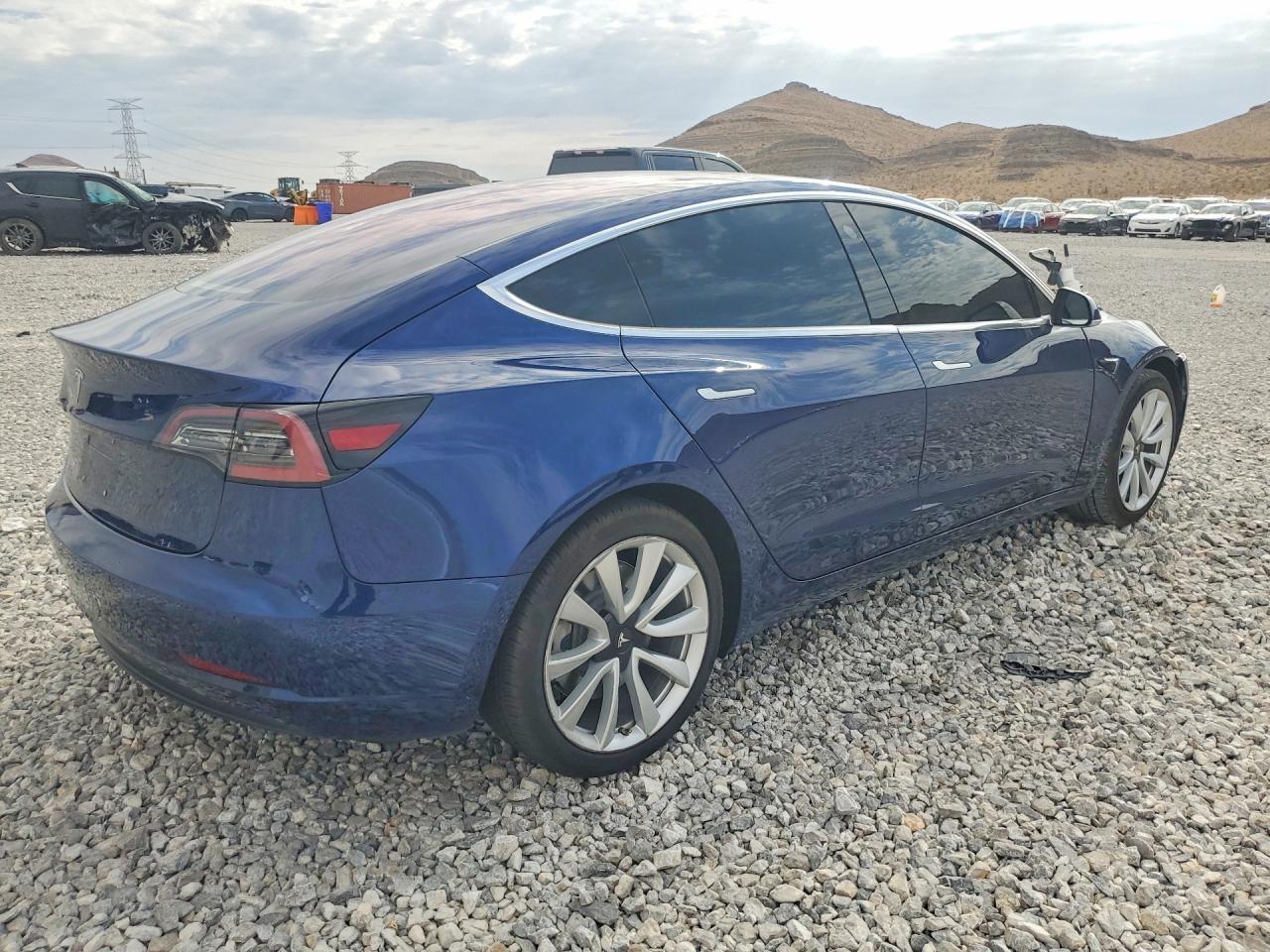 2018 TESLA MODEL 3 — Фото 3 из 12