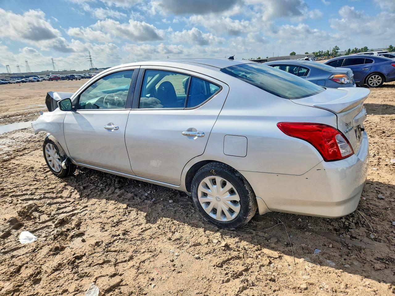 2015 NISSAN VERSA 1.6 SV — Фото 2 из 13