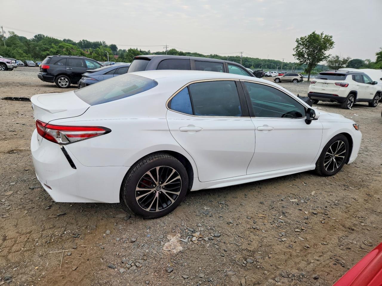 2018 TOYOTA CAMRY SE — Фото 3 из 12