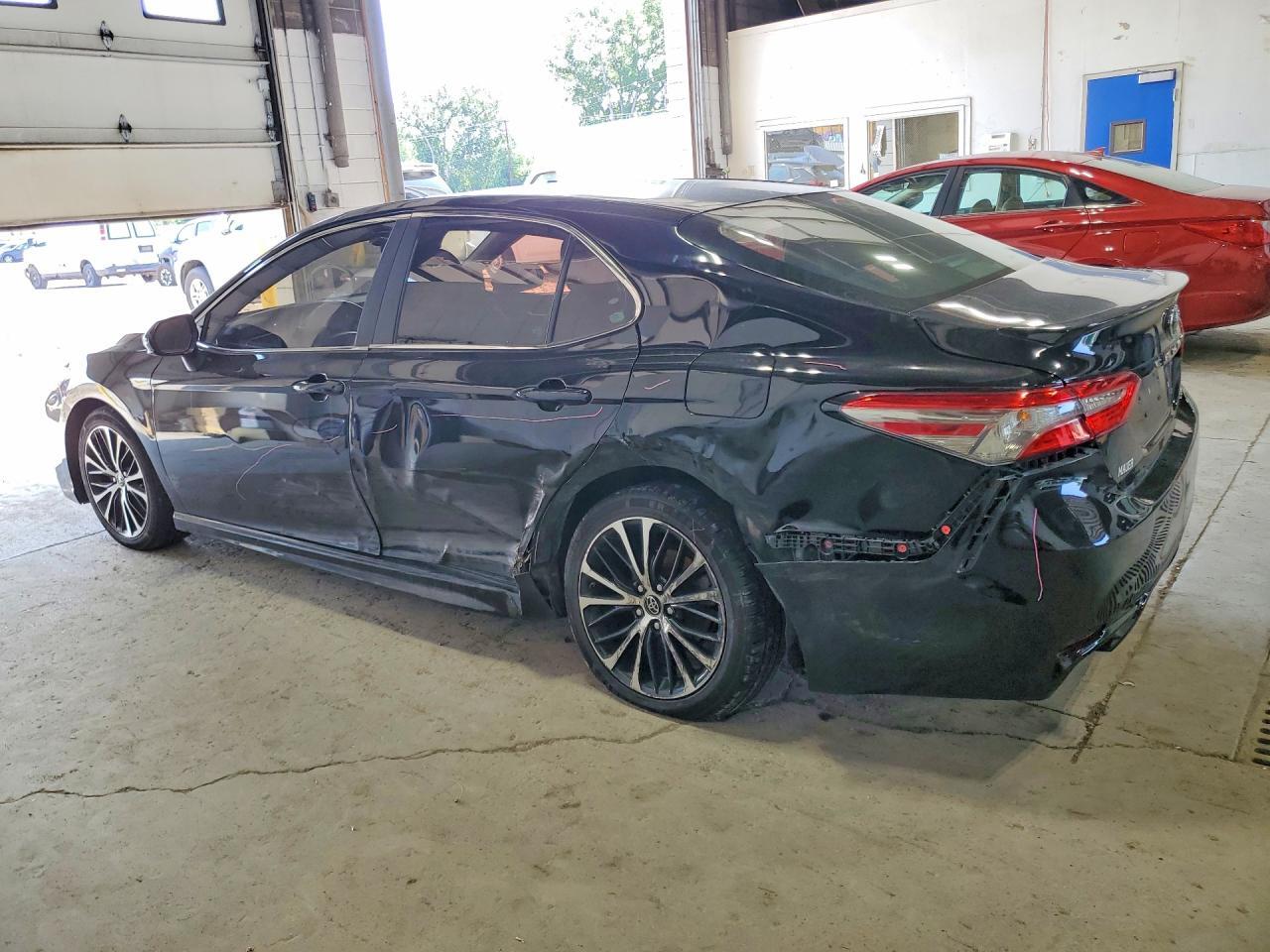 2018 TOYOTA CAMRY SE — Фото 2 из 12