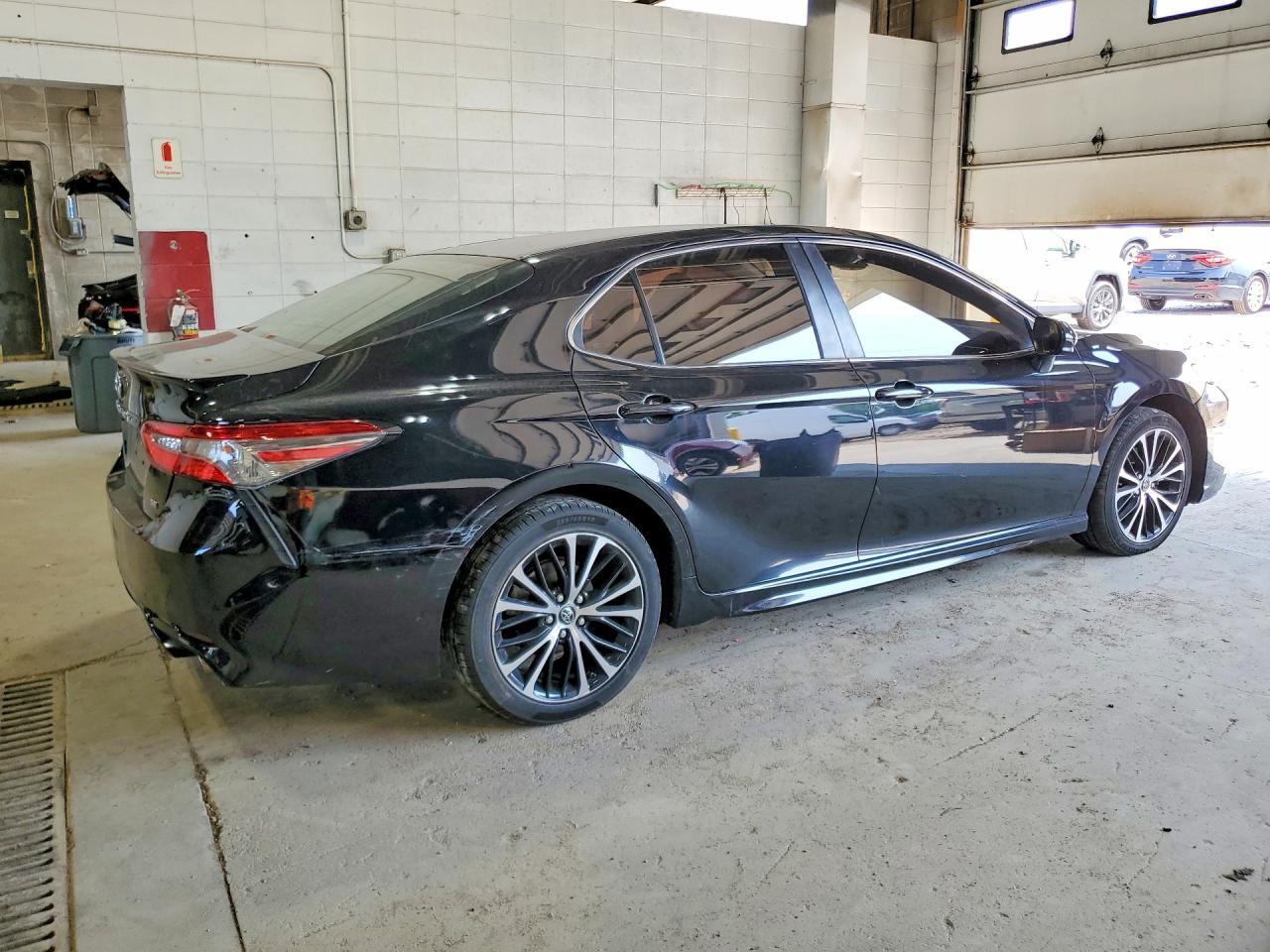 2018 TOYOTA CAMRY SE — Фото 3 из 12