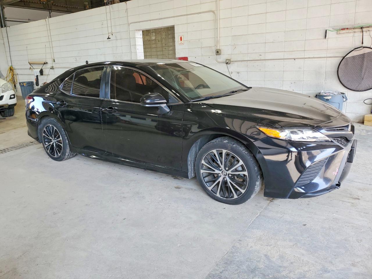 2018 TOYOTA CAMRY SE — Фото 4 из 12