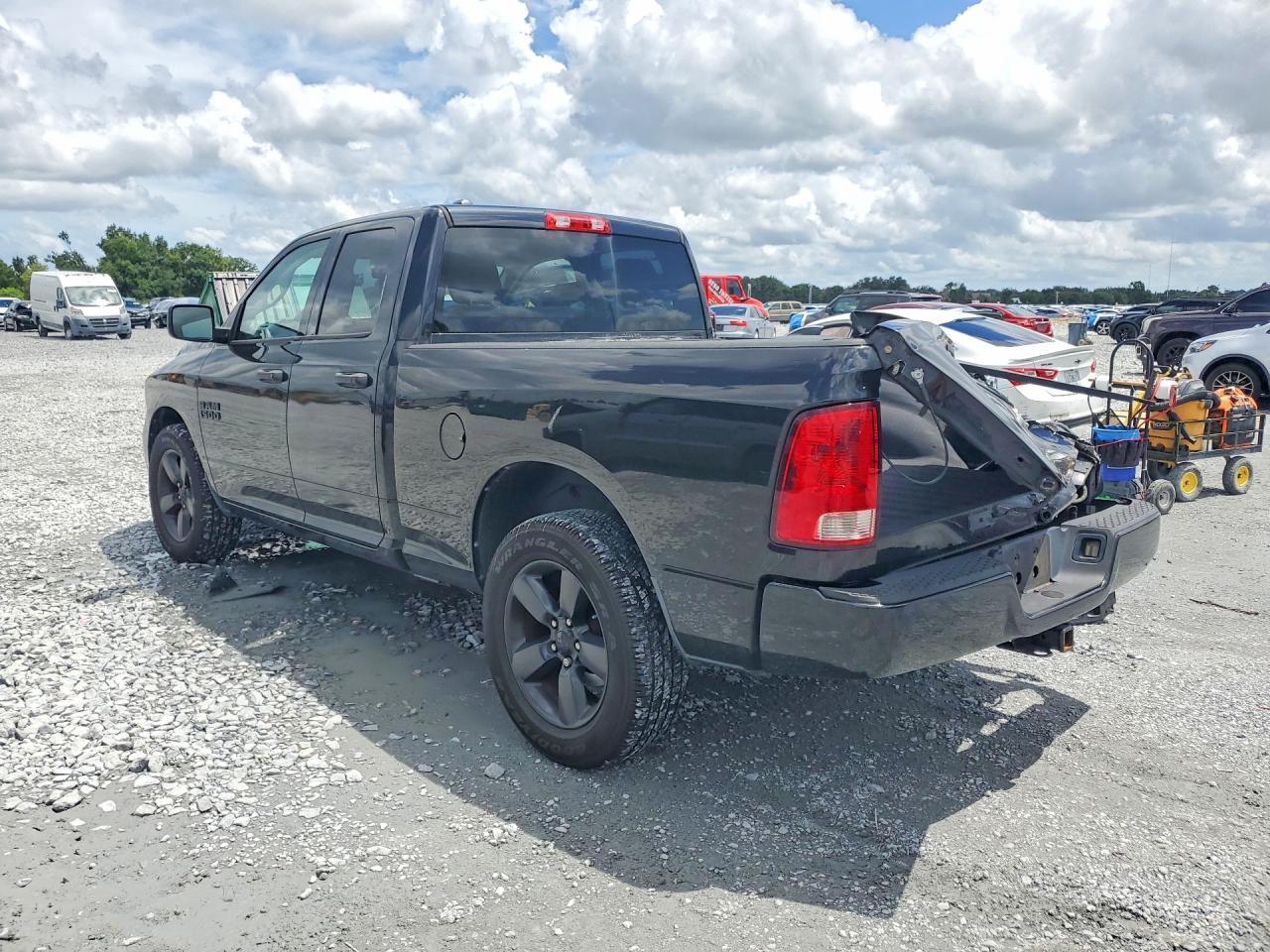 2015 RAM 1500 ST — Фото 2 из 12