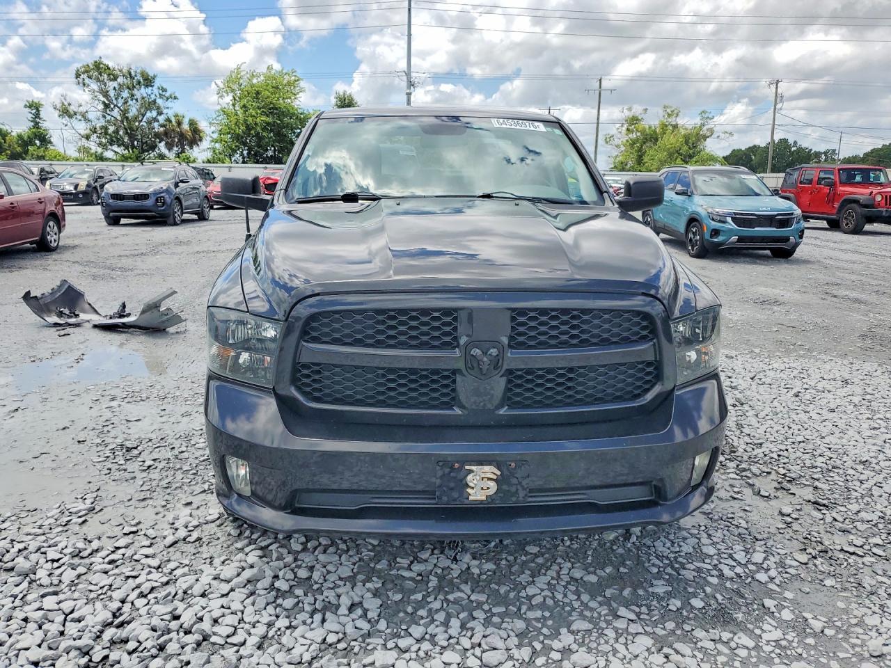 2015 RAM 1500 ST — Фото 5 из 12